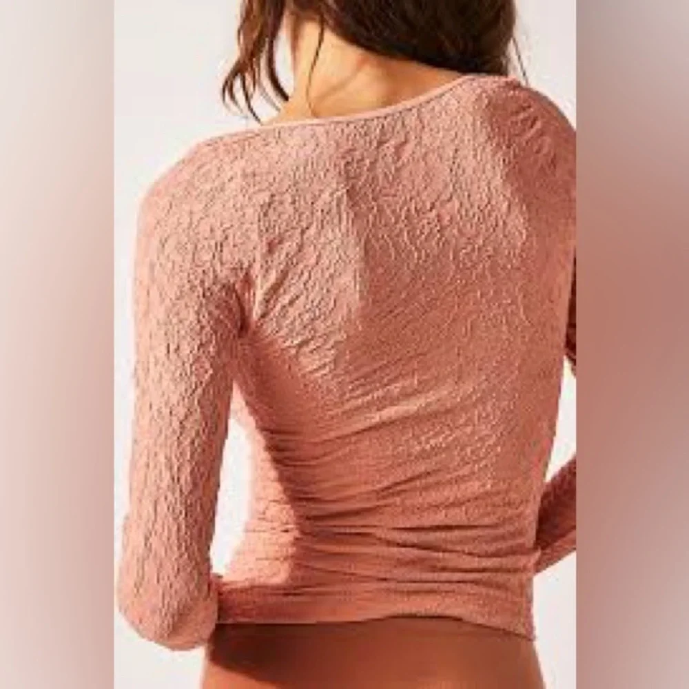 Free People Have It All long sleeve textured top in Smoke Rose, NWT Size M/L